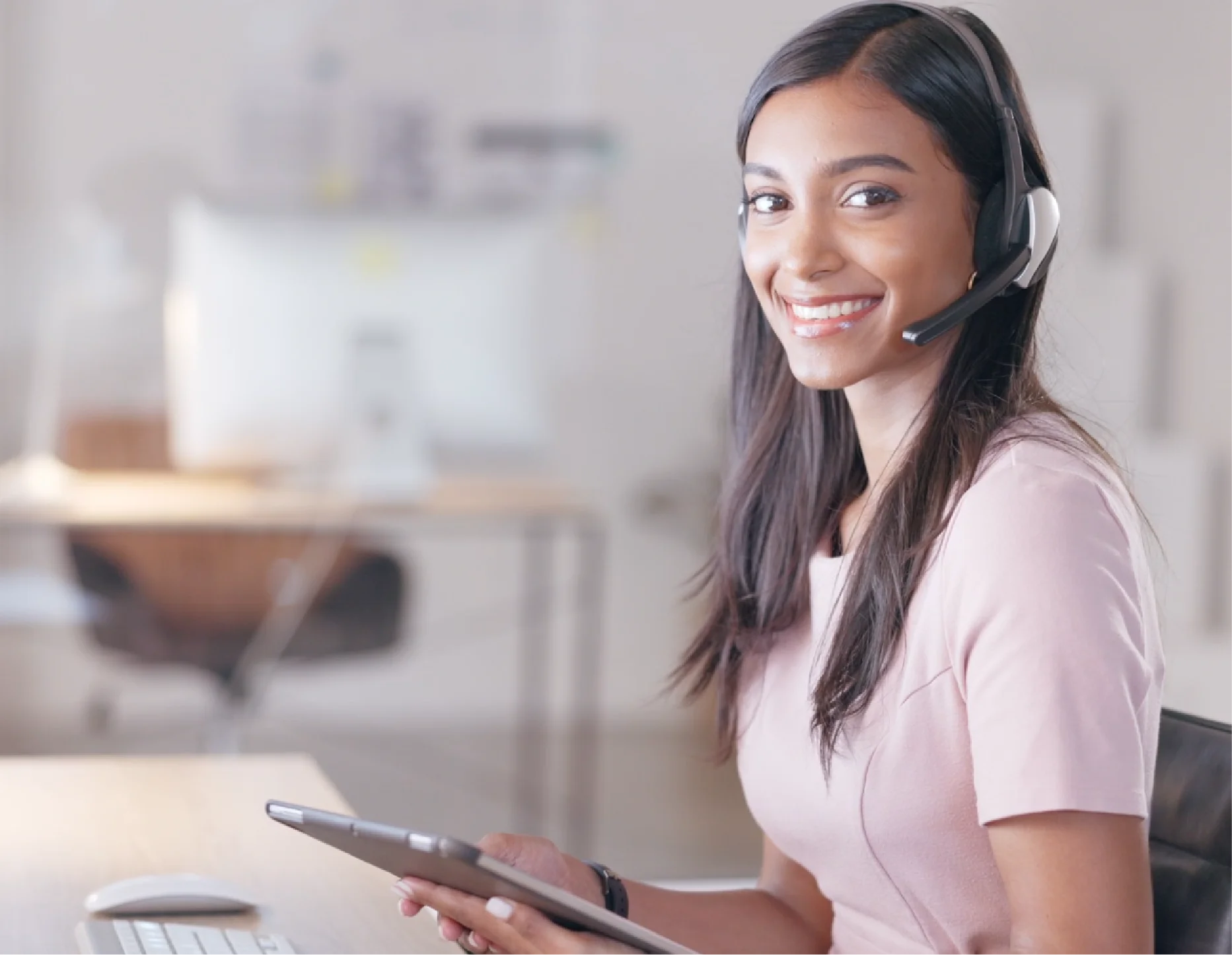 Asesora de FundPay atendiendo una consulta