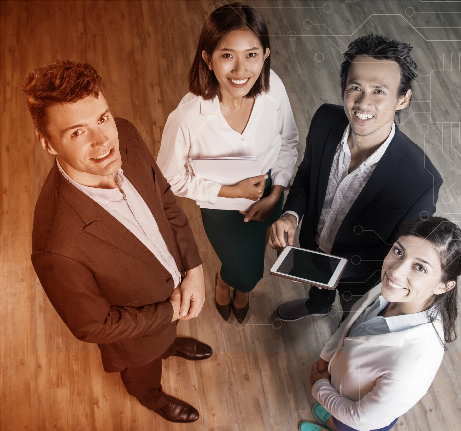 Equipo de profesionales colaborando visto desde arriba