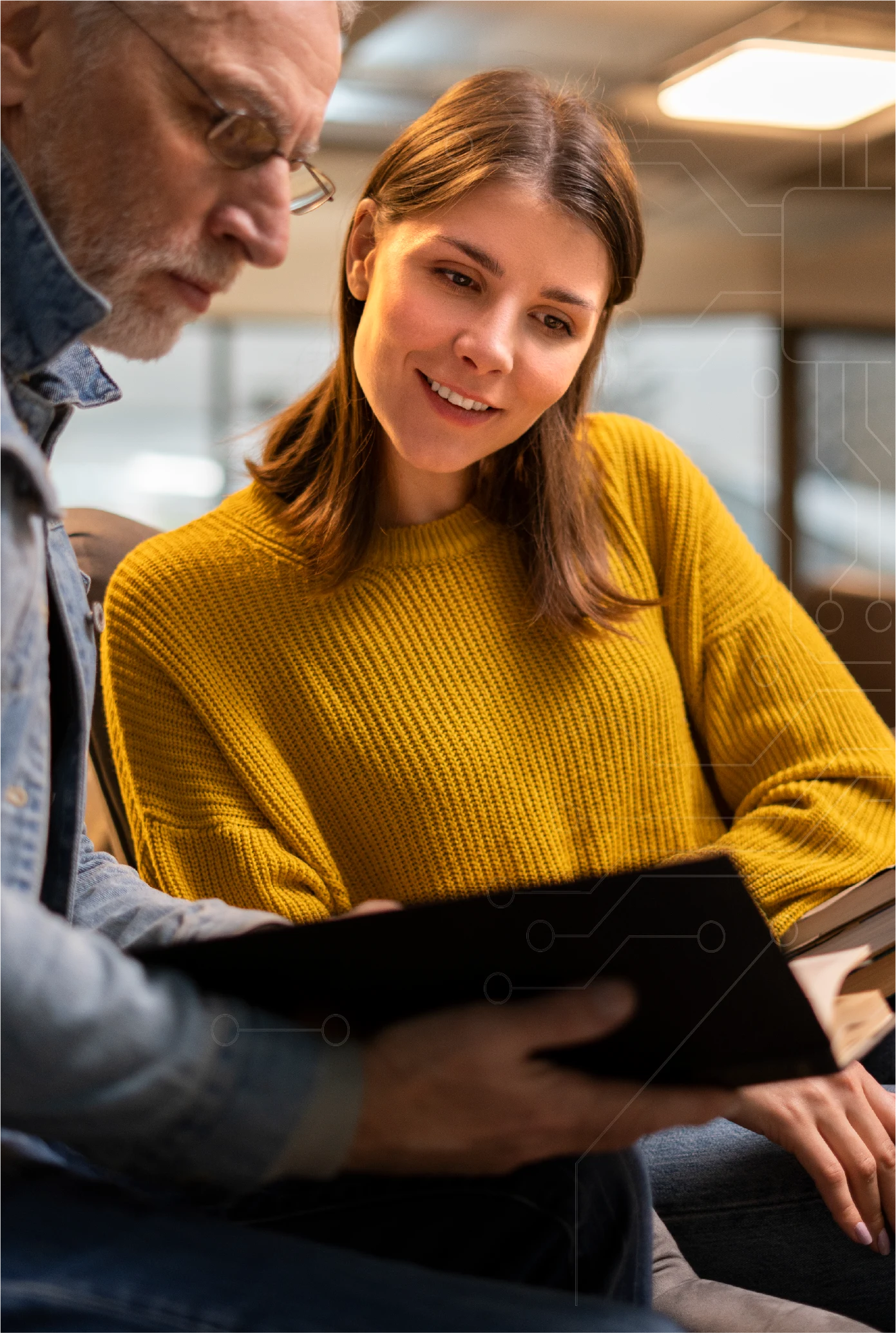 Personas revisando información y conversando sobre un proyecto