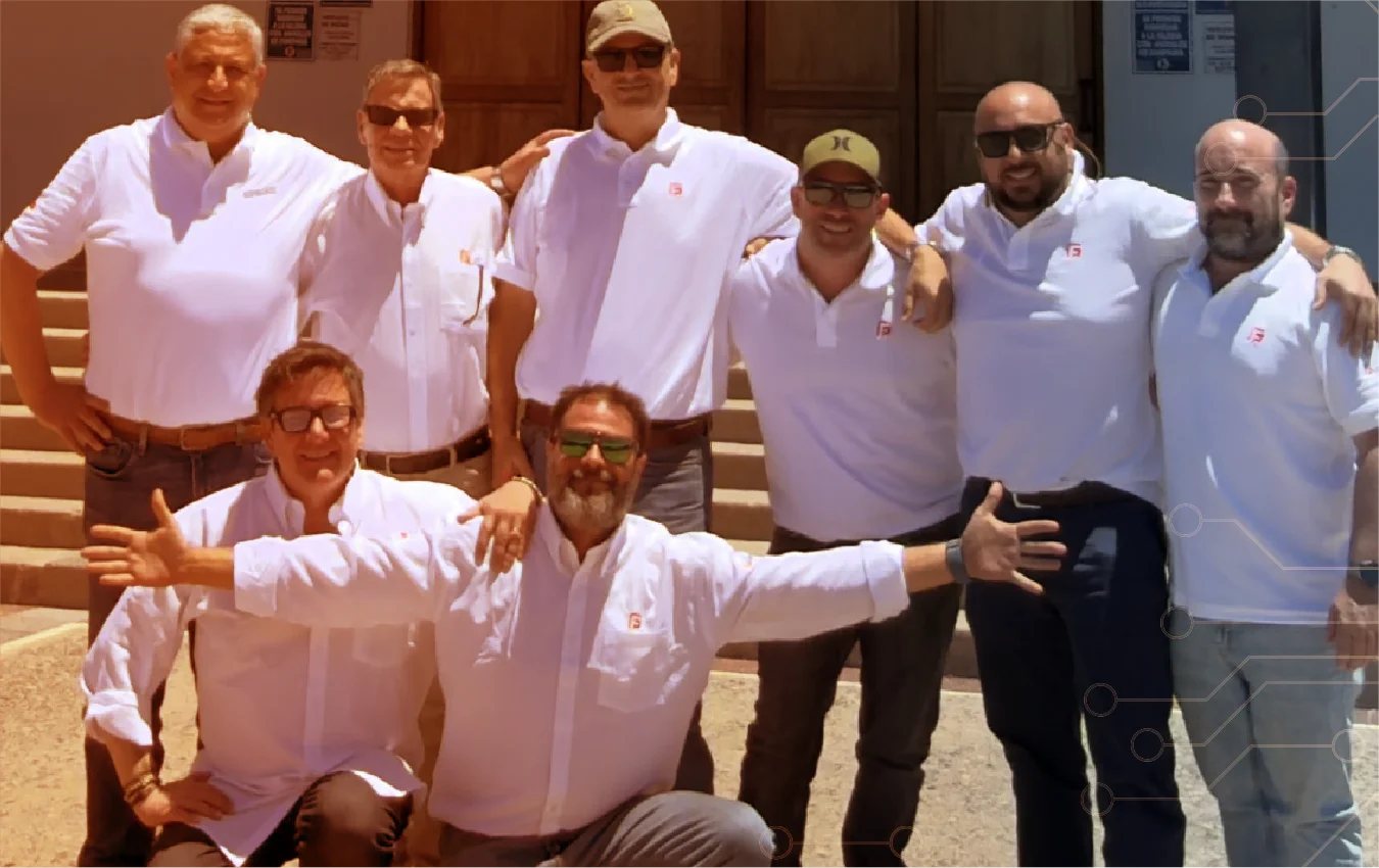 Equipo de FundPay reunido y preparado para apoyar a las organizaciones