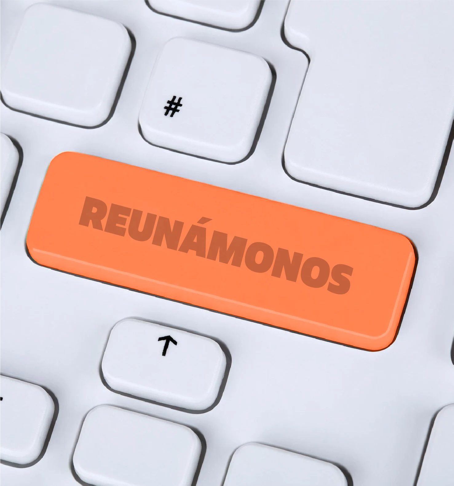 Tecla naranja con el mensaje Reunámonos sobre un teclado blanco
