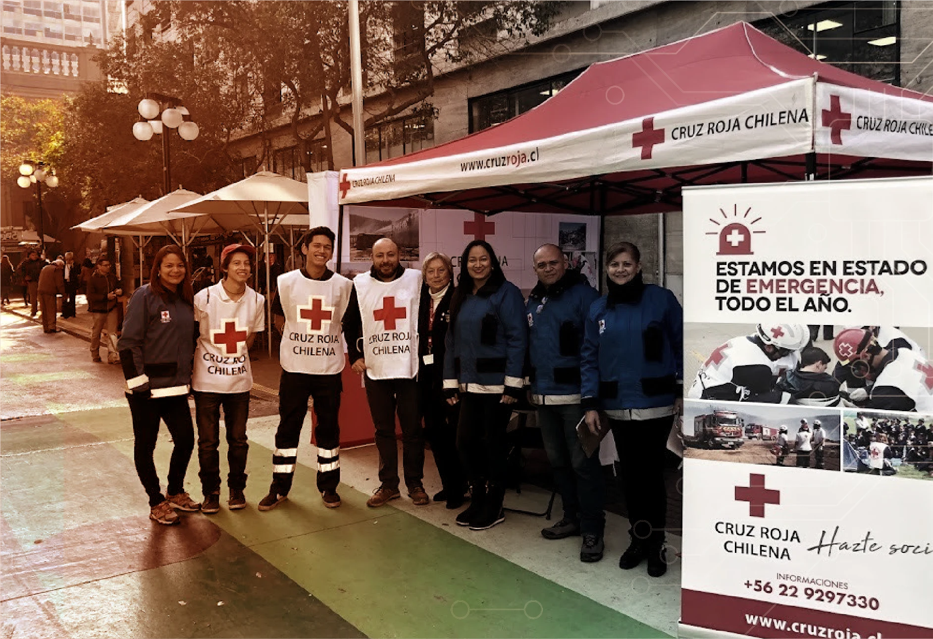 Equipo de Cruz Roja Chilena realizando una campaña de captación en terreno